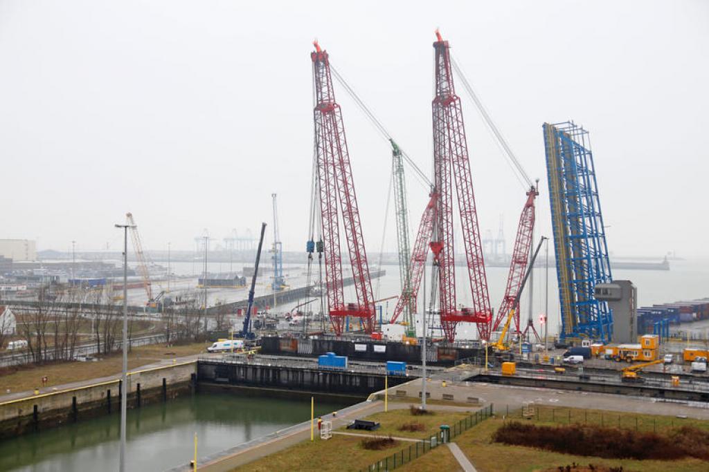 Spectacular lifting operation in the Port of Zeebrugge: Lock gate disconnected for renovation